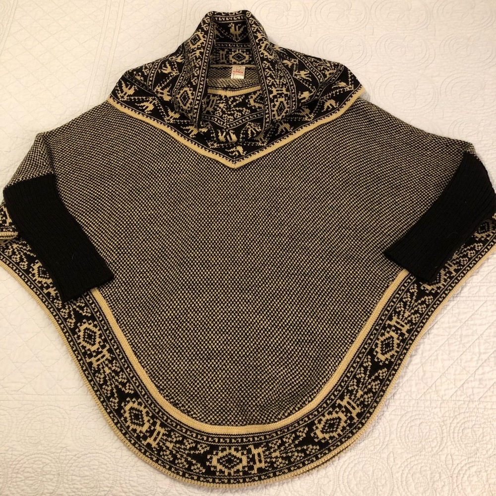 Jahuari alpaca poncho sweater. OS
